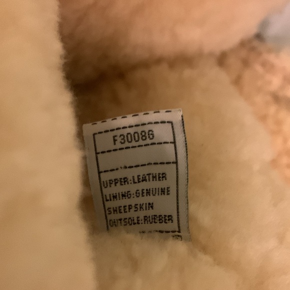 UGG BOOTS. Tall brown leather. Genuine sheepskin.S/N 5122.Size 8 - Picture 5 of 10